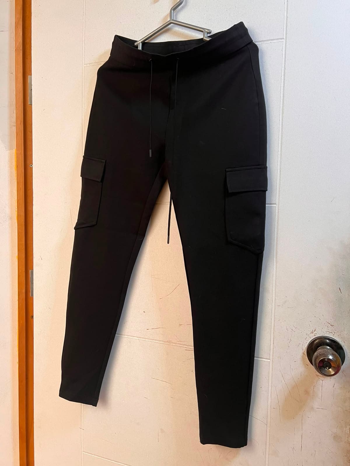 Pantalón Jogger Cargo Slim Negro con Bolsillos