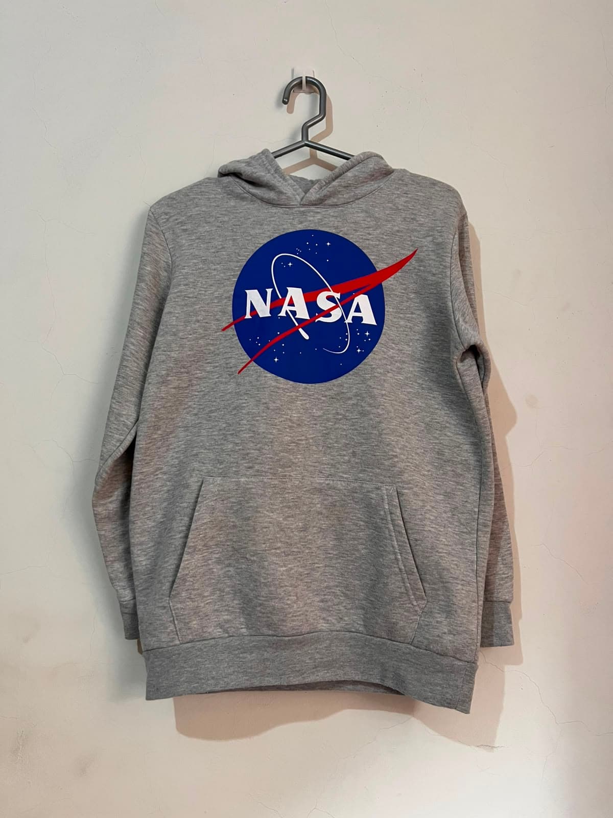 Polera / Hoodie Gris con Logo NASA