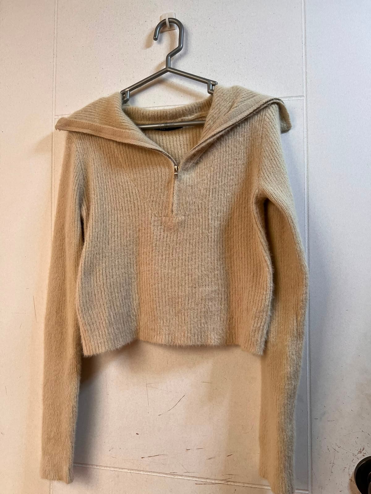 Chompa Tejida Crop con Cierre y Cuello Solapa