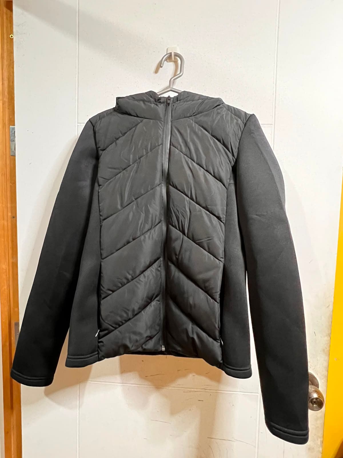Casaca Térmica Híbrida / Puffer Negra con Capucha