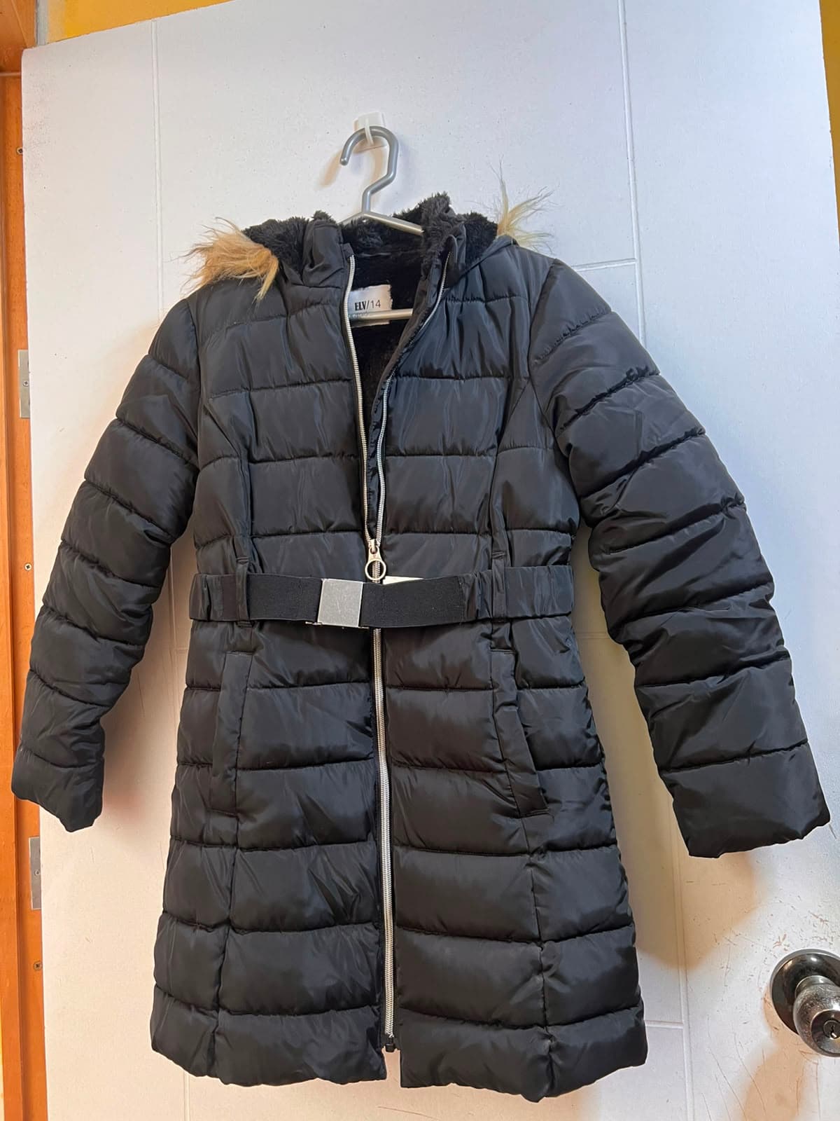 Casaca Parka Larga Acolchada con Peluche por dentro, color Negra con Cinturón y Capucha